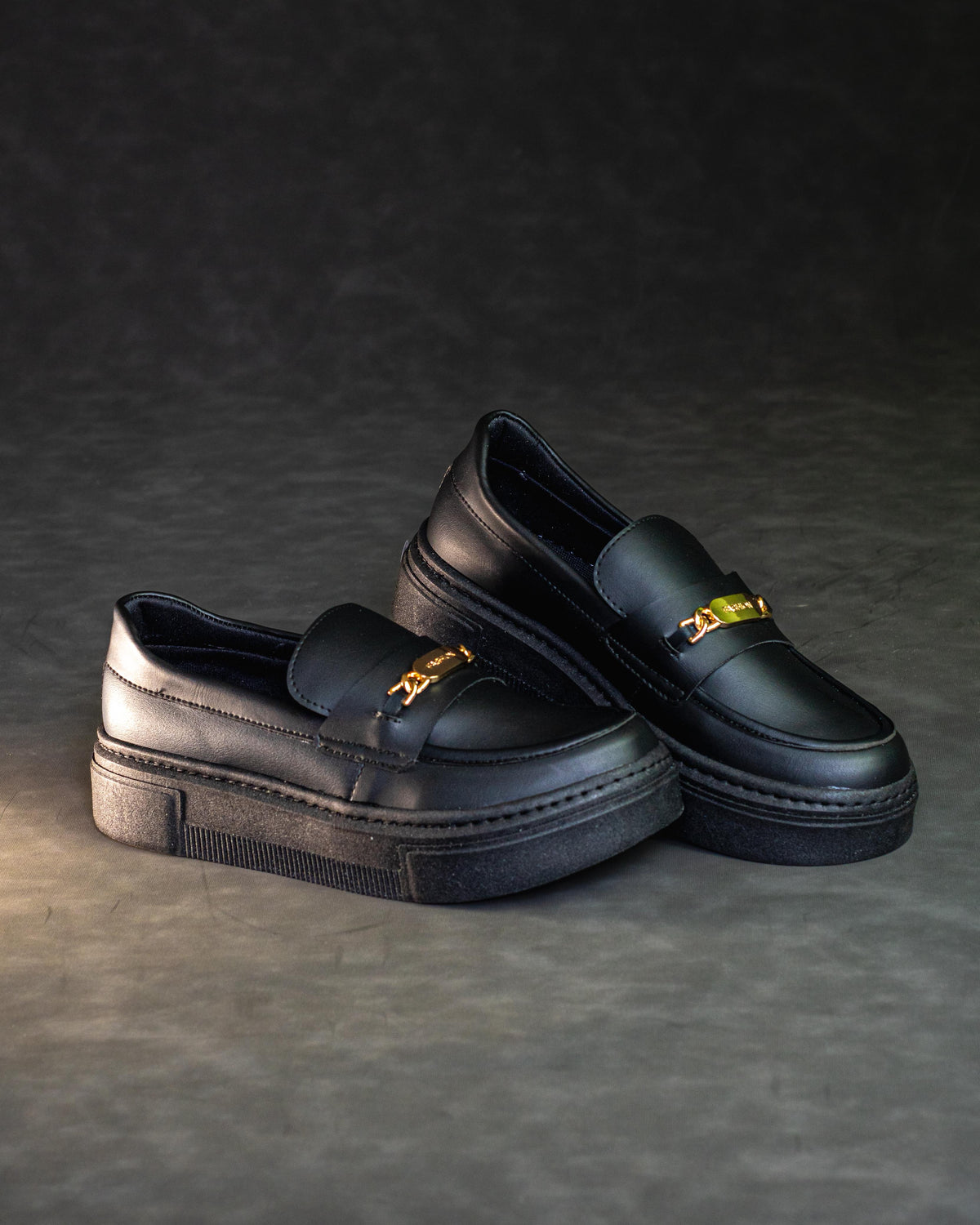 RoyalStep™ – Mocasines Clásicos con Detalle Metálico
